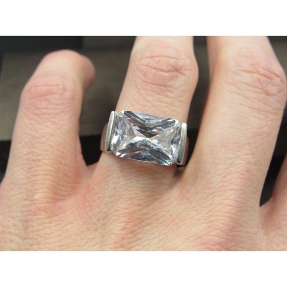 Size 8 Sterling Silver Brilliant Large Cubic Zirconia Gem Band Ring - Picture 3 of 8